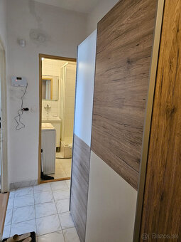 EXKLUZÍVNE IBA U NÁS - NA PREDAJ zariadená garsónka v zatepl - 13