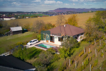 Predaj krásny zariadený 4 izbový rodinný dom, bazén, 760m2 p - 13