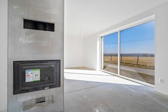 Novostavba- Bungalov s pekným výhľadom na Smolenický  zámok - 13