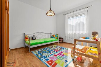 Priestranný 6 izbový rodinný dom s krásnym pozemkom v Dunaki - 13