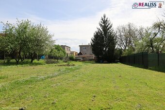 Rodinný dom s veľkým pozemkom, súkromím a pohodlím - 13