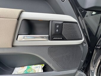 Land Rover Defender 3.0D I6 300k X-Dyn SE - 13