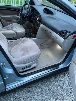 Predám Citroën C5 2,2 HDi (98kw) vo výbave Exclusive. - 13