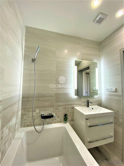 Priestranný, rekonštruovaný 3 izbový byt v centre mesta na T - 13