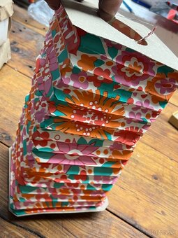 Staré Vianočné ozdoby s lampiónom a káblami. - 13