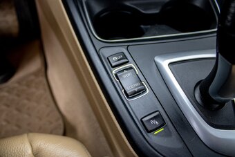 BMW 320 d xDrive Touring Luxury Adaptivne BiXenony - 13