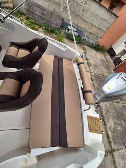 Predám Motorový čln Galia 630 sundeck s Honda BF200 - 13