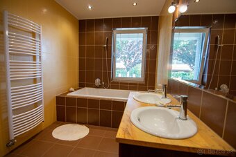 ZNÍŽENÁ CENA Nádherný rodinný dom s nádychom luxusu - 13