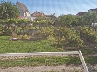 Na prenájom moderne zariadený 2 izb.byt+záhrada+parkovani - 13