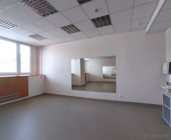 Priestor vhodný na fyzio, masáže, kliniku s parkovaním 394m2 - 13