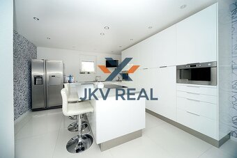 Rodinná oáza pokoja a luxusu – veľkorysý 6-izbový dom s altá - 13