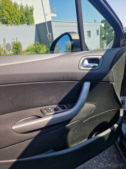 Peugeot 308 hatchback benzín 1,6 rok 2010 - 13