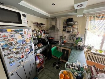 Trojizbový byt s veľkým balkónom, kde má každý svoje miesto - 13