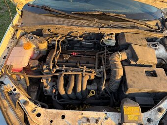 Ford focus kombi 1,6 16v benzín - 13