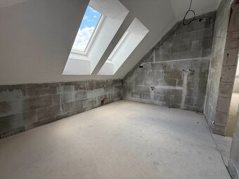 Na predaj 3-izbový podkrovný byt s loggiou v historickom cen - 13