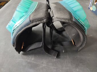 {33}  Chrániče kolien - 13