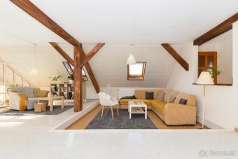 Rodinný dom s dvoma bytmi, 2 garáže, záhrada, bazén, DS - 13