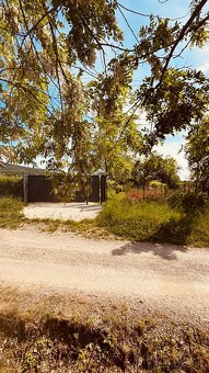 Ladice - Krásny stavebný pozemok 863 m2 s chatkou - 13