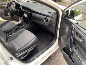 Toyota Auris 1.8i HYBRID, rok 12/2018, naj.92xxx km - 13