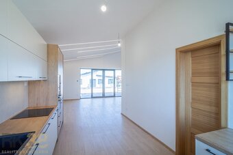 Nadčasové rodinné domy v skvelej lokalite pod Tatrami - 13