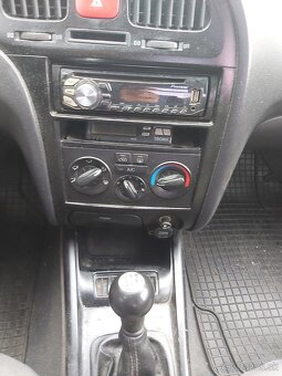 Hyundai Elantra 1.6i 16V Comfort - 13