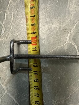 Kovový háčik na obchodný regál - 13