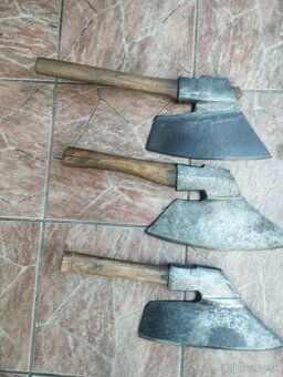 Staré plechové autíčka,busta,staré hračky, koreničky,hodiny - 13