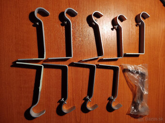 (09)  Garniže, konzoly, krúžky na závesy, úchytky - 13