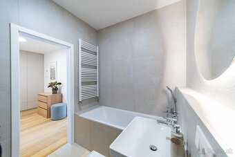 Luxusný úplne nový 2-izbový byt s veľkou terasou a garážovým - 13