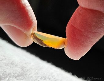 Priehľadný medový drahý opál s veľmi výraznou farbohrou - 13