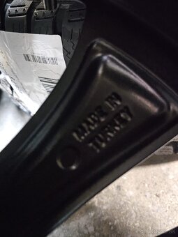 TESLA MODEL Y Originálne 21“ zimné pneumatiky Pirelli - 13