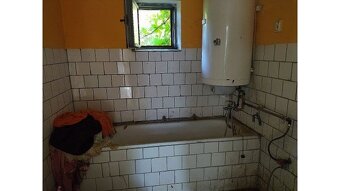 Na predaj starší rodinný dom s veľkou záhradou. - 13