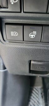 Toyota Yaris Hybrid 2025 - executive - 13