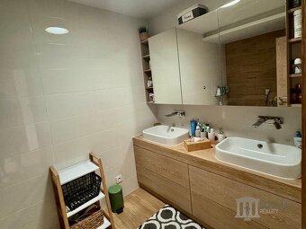 Slnečný rodinný dom v centre mesta VK + 3D obhliadka - 13