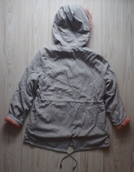 Šedá vetrovka s ružovou kožušinkou - 13