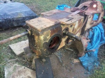 Predám kabínu na Zetor 25. Mam aj iné náhradné diely prevodo - 13