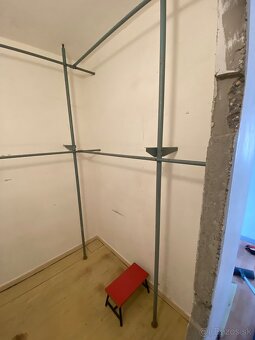 Tyčový trubkový systém na ramienka s policami - 13