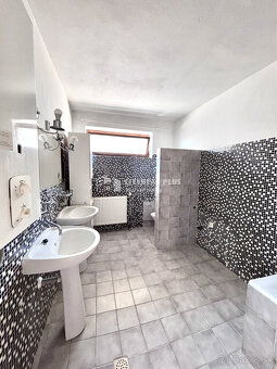 Ponúkame Vám na predaj 7 izbový rodinný dom v tichej a lukra - 13