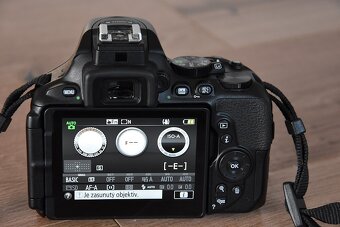 Nikon D5600 wifi BT - dotyk.dis. - VR objektiv AF-P 3tis.sn - 13