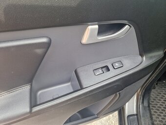 Kia Sportage 2.0 crdi 4x4 - 13