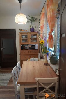 Veľkometrážny 3-izbový byt s balkónom vo vidieckom štýle. - 13