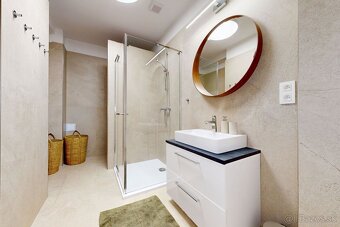 Elegantný, zrekonštruovaný veľkometrážny byt v centre Bratis - 13