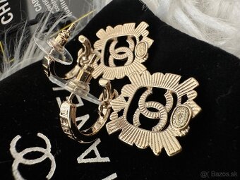 Nové nenosené napichovacie nausnice Chanel - 13