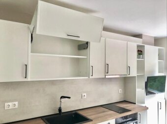 LUXUSNE zrekonštruovaný a zariadený byt s parkovacím státím  - 13