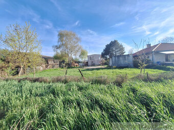 Stavebný pozemok v kľudnej časti podunajskej obce Kravany - 13