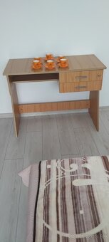 Kočík, stôl, šálky,  šaty - 13