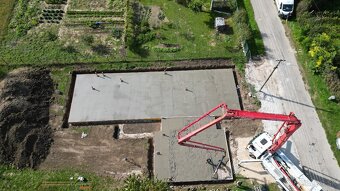 Výstavba domov, hrubá stavba, základová doska, betónové plot - 13