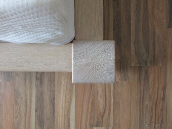 Luxusná dubová postel Klára + zdarma 2 masívne stolíky - 13