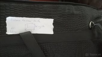 Kožený kufor a čierna taška - 13