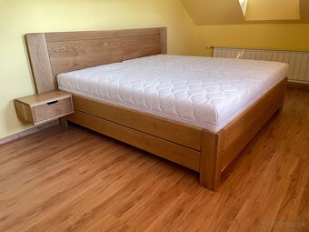 Dubová posteľ z masívu - úložný priestor, nočné stolíky - 13